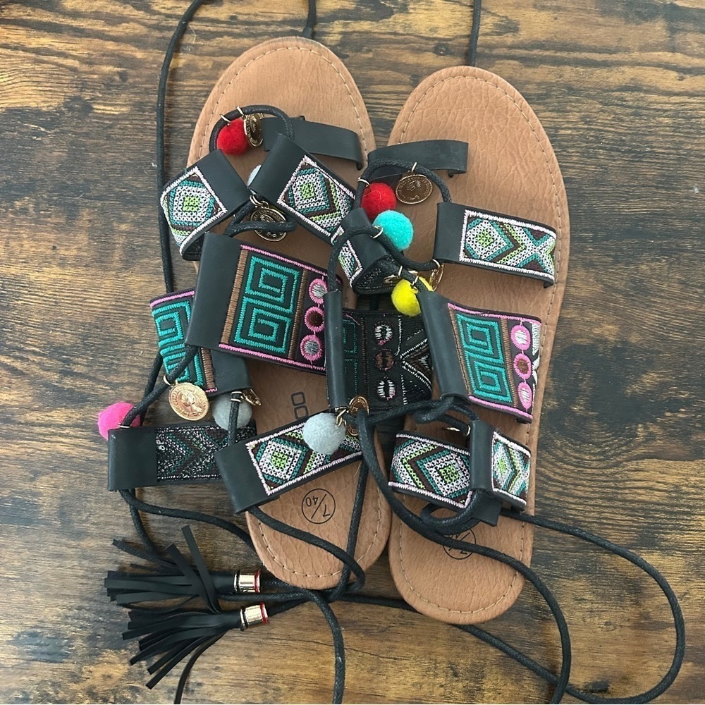 Boohoo Multicolor Embellished Sandals Gladiator Pom Pom’s Colorful Vacation 8.5